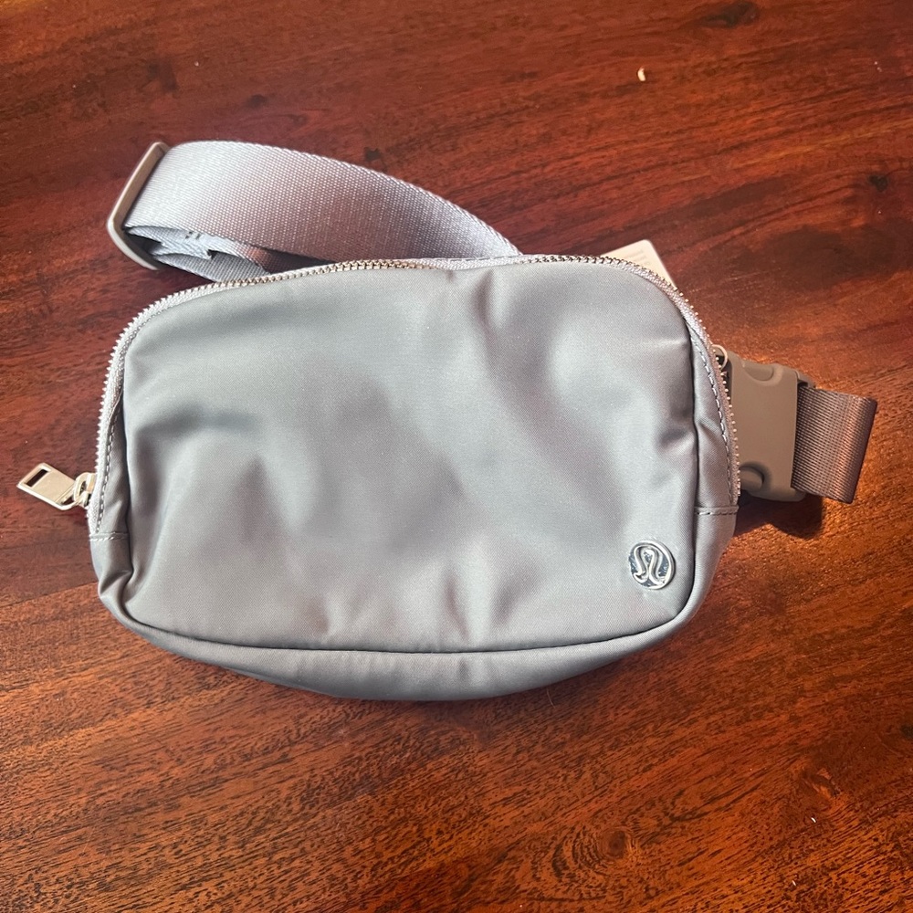 Lulu Everyday Belt Bag / NWT / Grey / Hands free